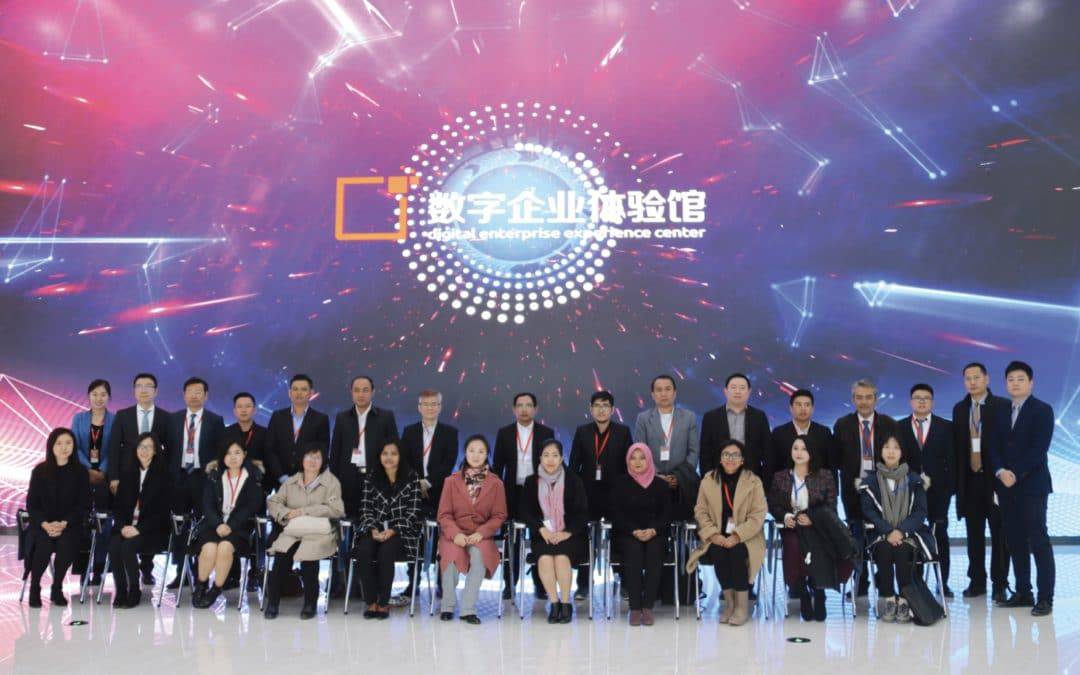 中國東盟代表團參觀數字企業體驗館