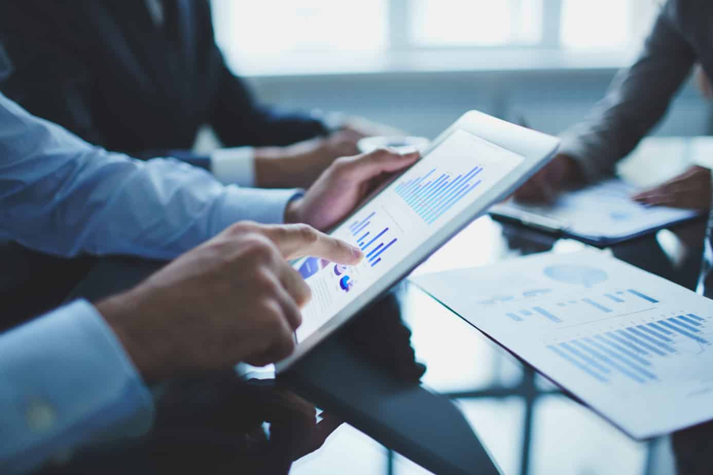 close-up-businessman-with-digital-tablet (1)