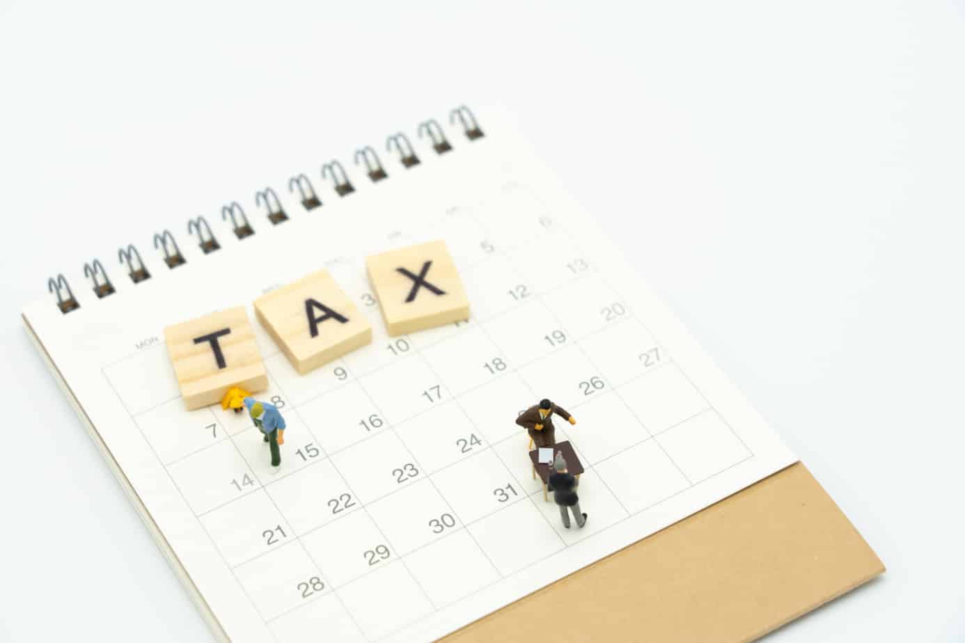 miniature-people-pay-queue-annual-income-tax-year-calendar